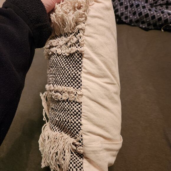 KIRKLANDS Throw Pillow 20 x 20 x 5 Boho Black Natural Chunky Knit Knotted Fringe - Picture 11 of 12